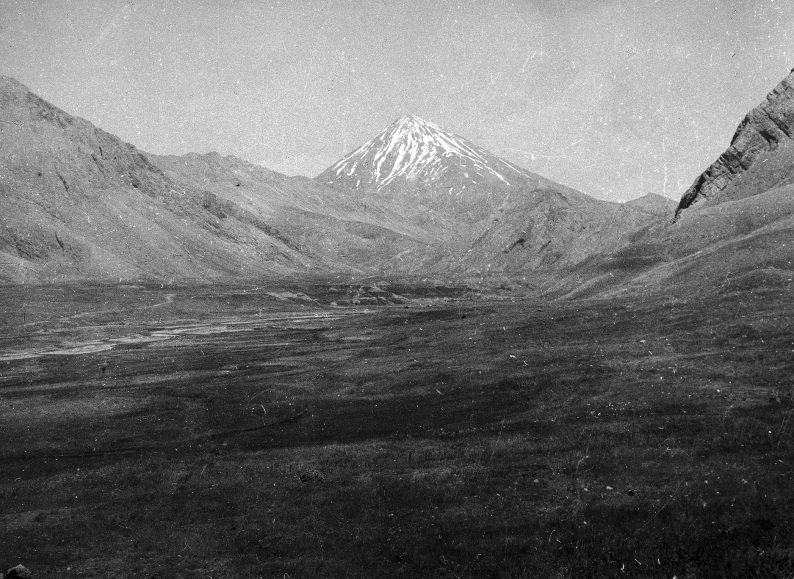 Le mont Damavand en 1935. Photo par Annemarie Schwarzenbach