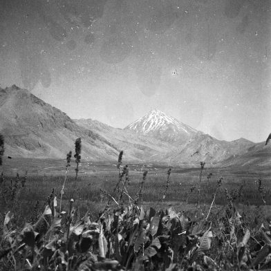 La vallée du Lar et le Mont Damavand. Photo par Annemarie Schwarzenbach