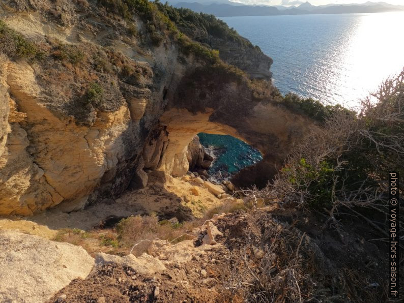 L'arche rocheuse de la Punta Saeta. Photo © André M. Winter