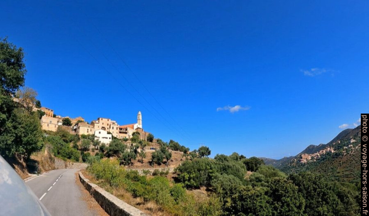Montée vers Occhiatana. Photo © André M. Winter