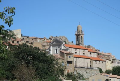 Montée vers Speloncato. Photo © Alex Medwedeff