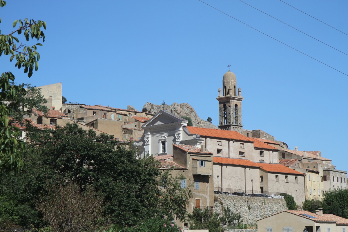 Montée vers Speloncato. Photo © Alex Medwedeff