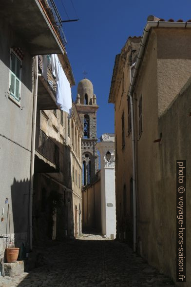 Ruelle et le clocher de Santa Maria Assunta. Photo © Alex Medwedeff