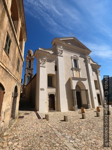Façade et le clocher de l'église Santa Maria Assunta. Photo © André M. Winter