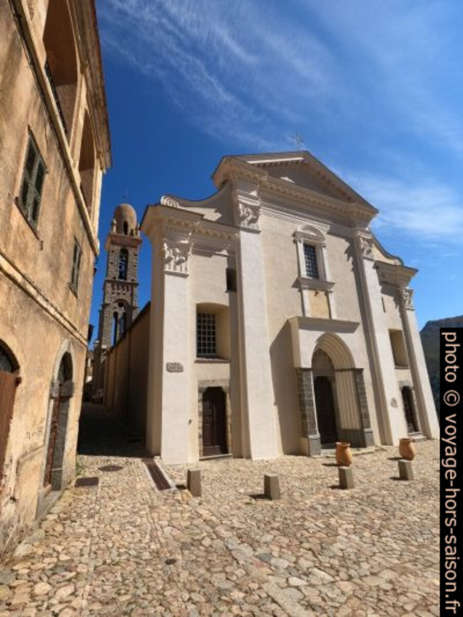 Façade et le clocher de l'église Santa Maria Assunta. Photo © André M. Winter