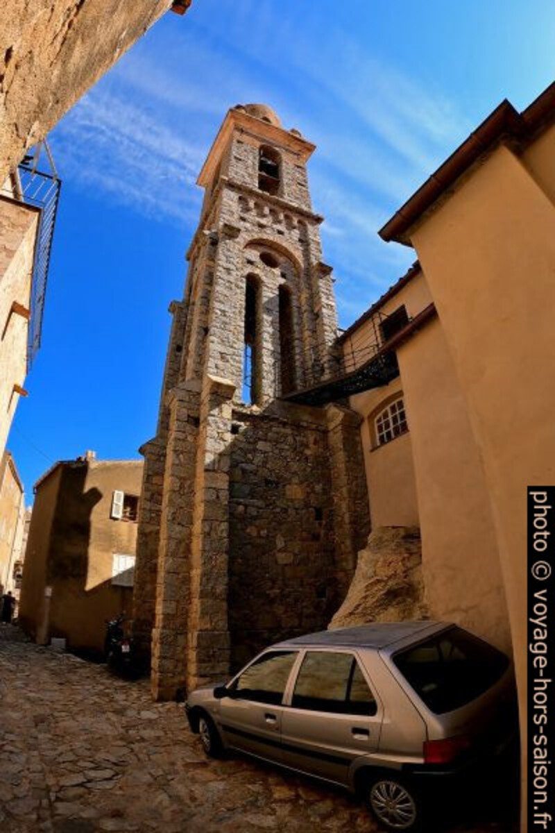 Le clocher de l'église Santa Maria Assunta. Photo © André M. Winter