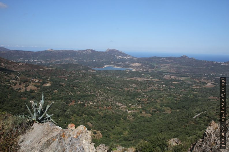 Vue vers le Lac de Codole. Photo © Alex Medwedeff