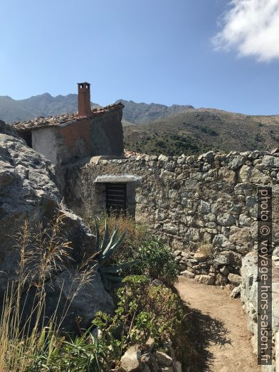 Maisons autour du point de vue A Cima. Photo © Alex Medwedeff