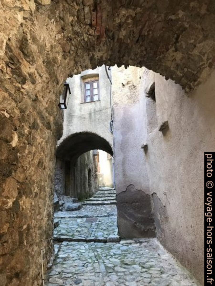 Passages voûtés à Speloncato. Photo © Alex Medwedeff