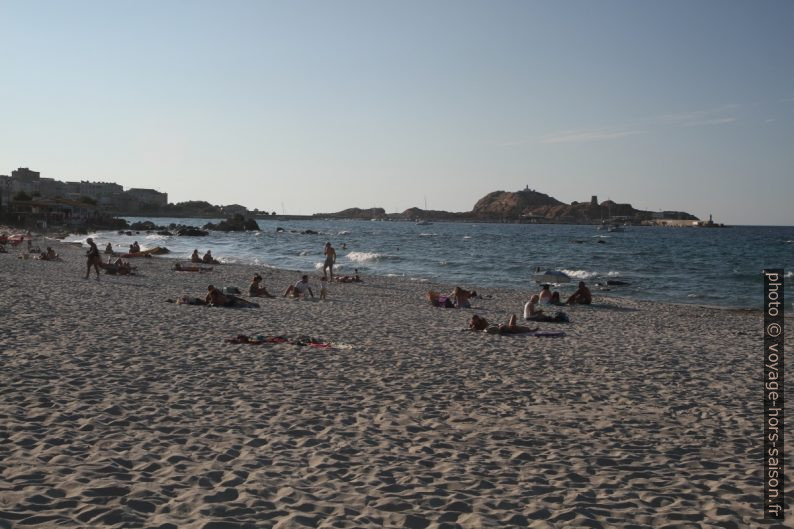 Plage est de L'Île-Rousse. Photo © Alex Medwedeff