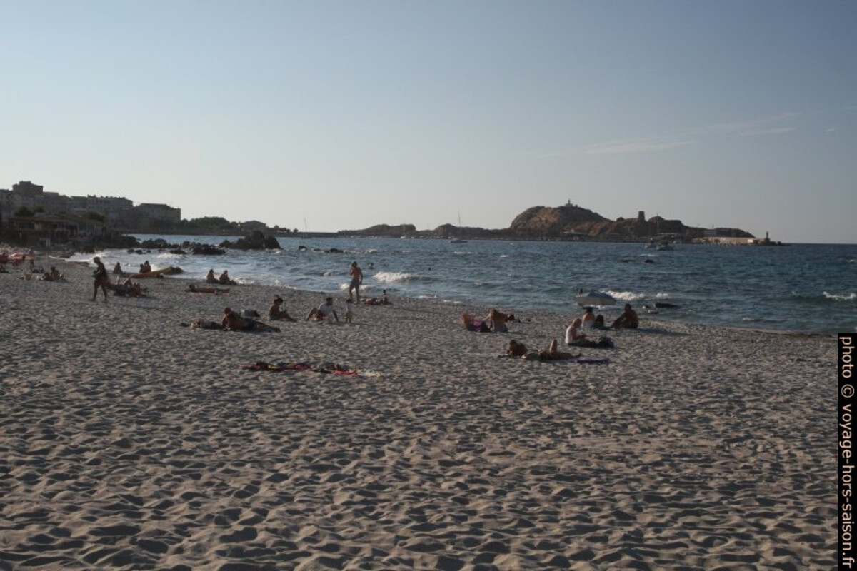 Plage est de L'Île-Rousse. Photo © Alex Medwedeff