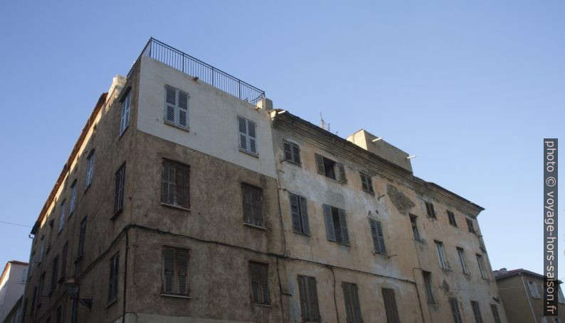 Maisons sans entretien à l'Île Rousse. Photo © Alex Medwedeff