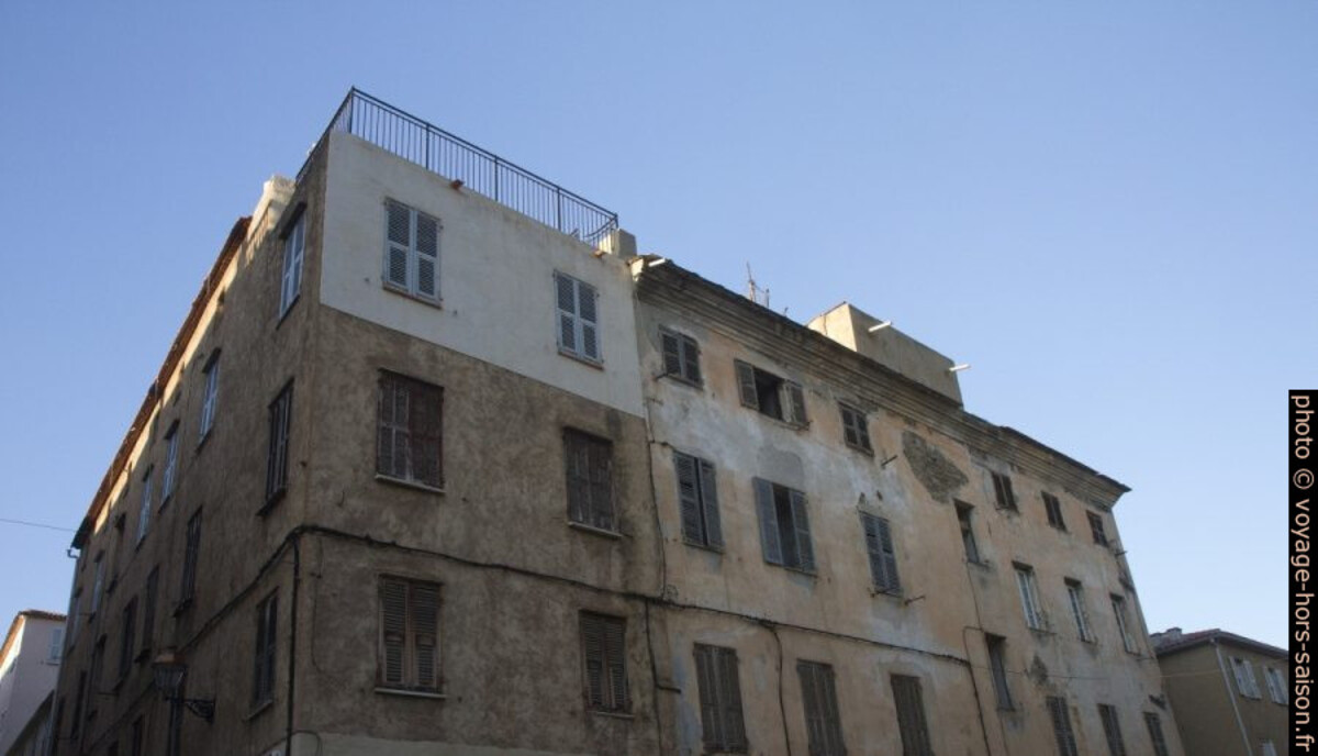 Maisons sans entretien à l'Île Rousse. Photo © Alex Medwedeff