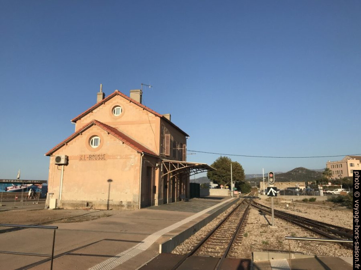 La gare de l'Île Rousse. Photo © Alex Medwedeff