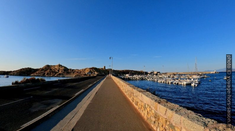 La digue de l'Île Rousse. Photo © André M. Winter