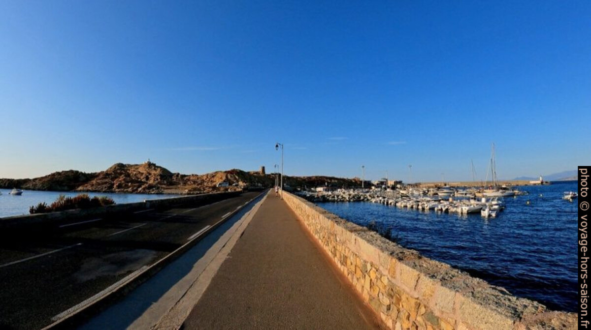 La digue de l'Île Rousse. Photo © André M. Winter