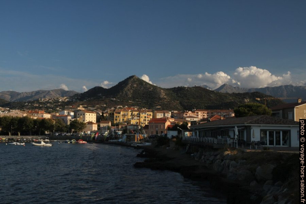 Vue retour de l'Île de la Pietra vers l'Île Rousse. Photo © Alex Medwedeff