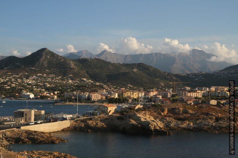 L'Île Rousse vu de la Pietra. Photo © Alex Medwedeff