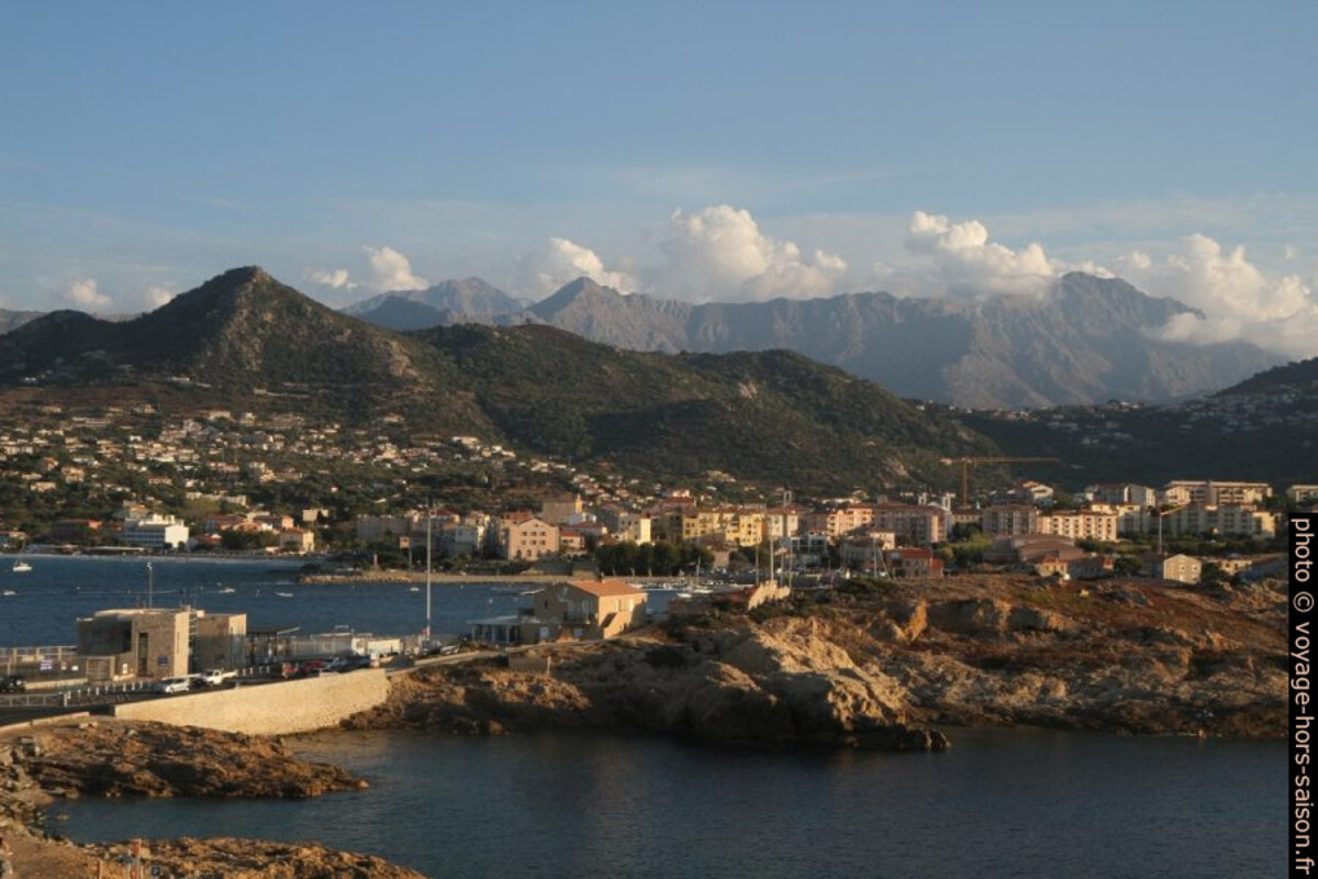 L'Île Rousse vu de la Pietra. Photo © Alex Medwedeff