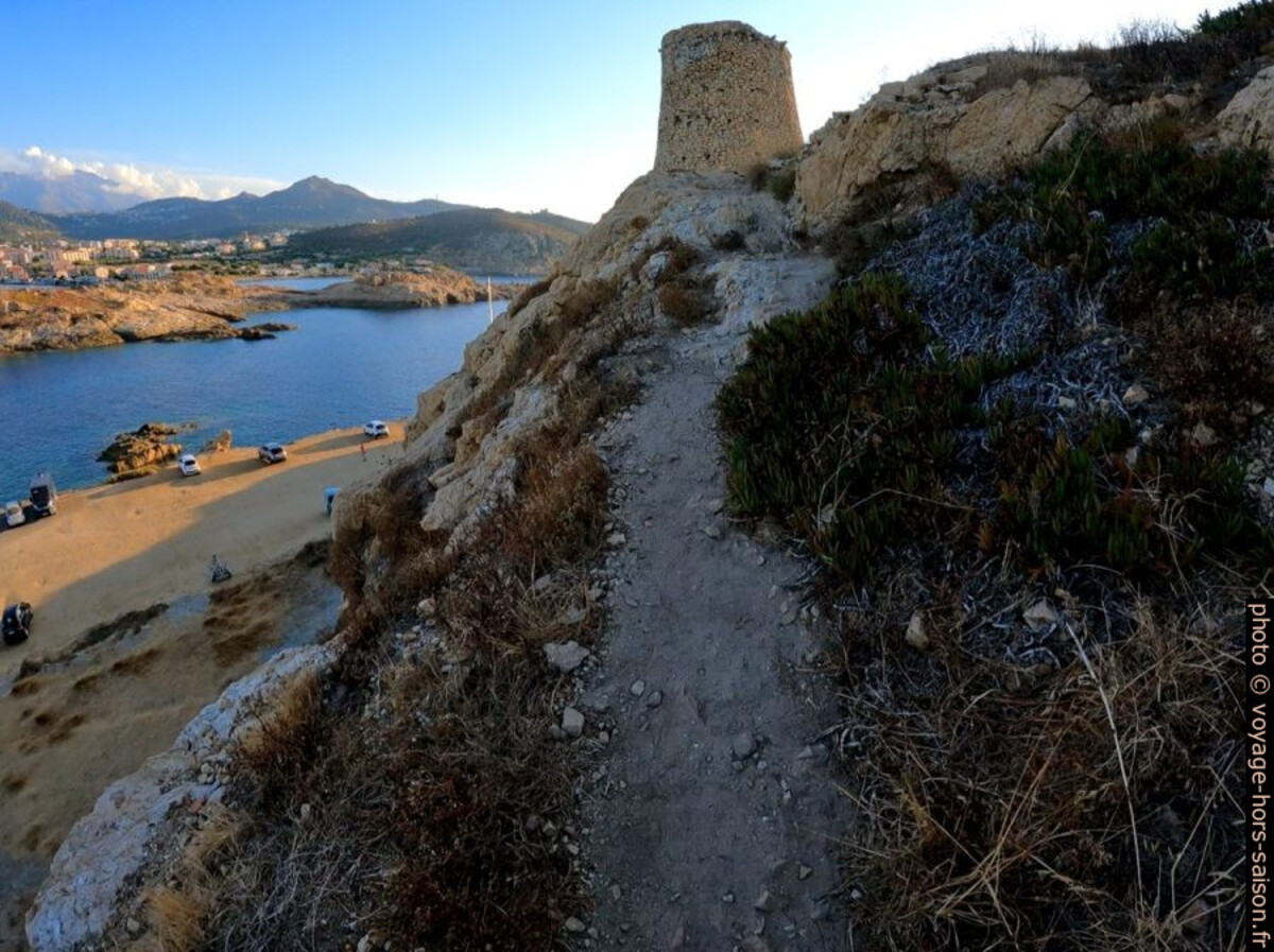 La tour ruinée de la Pietra. Photo © André M. Winter