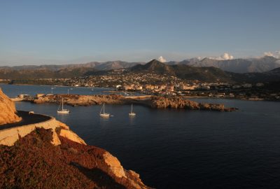 L'Île Rousse vu de la Pietra. Photo © Alex Medwedeff