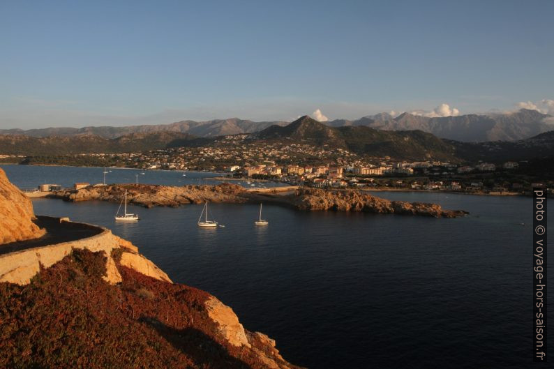 L'Île Rousse vu de la Pietra. Photo © Alex Medwedeff