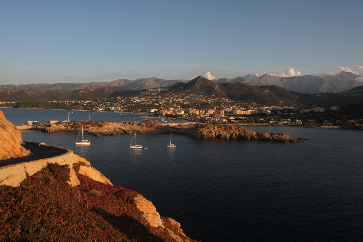 L'Île Rousse vu de la Pietra. Photo © Alex Medwedeff
