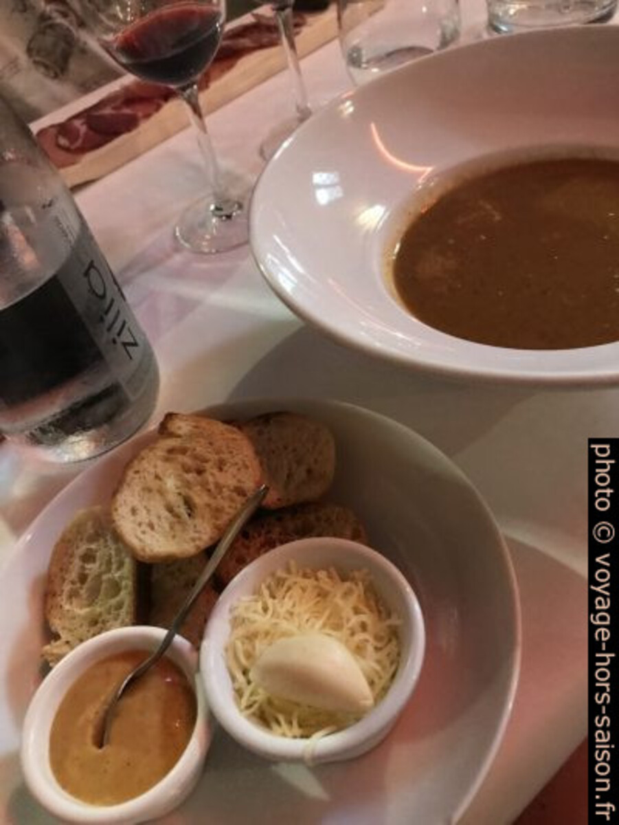 Soupe de poisson servie à l'Osteria à l'Île Rousse. Photo © Alex Medwedeff