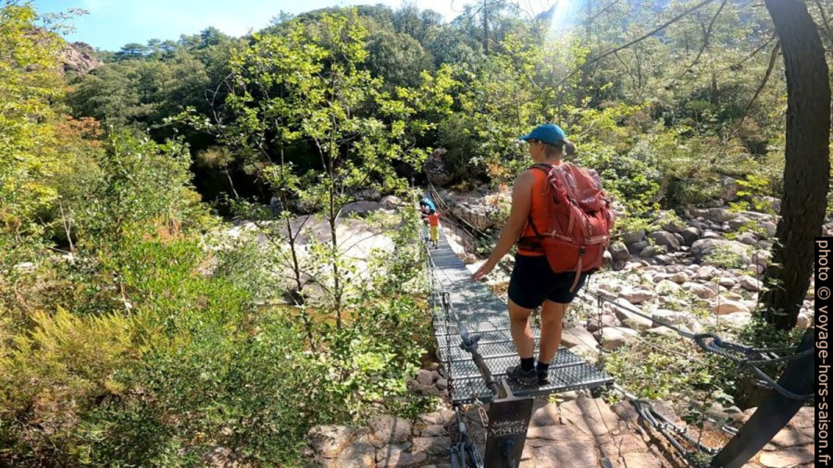 Alex sur la passerelle sous la Maison Forestière de Bonifatu. Photo © André M. Winter