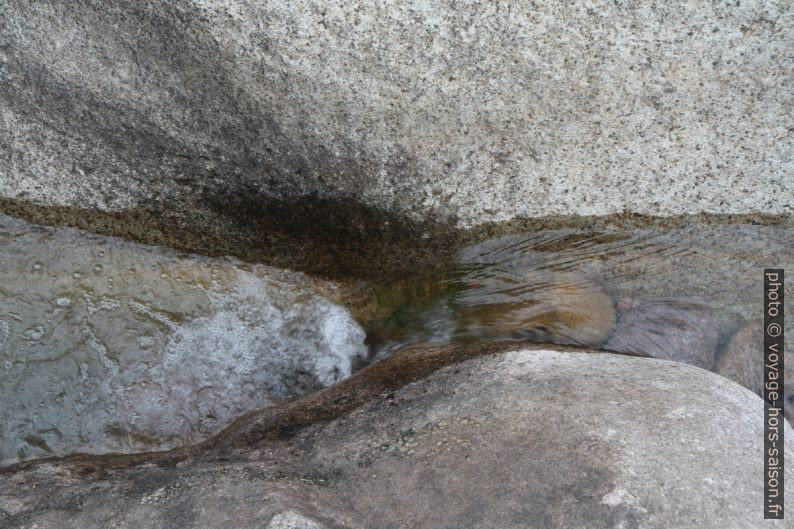 La Figarella dans la roche-mère granitique. Photo © Alex Medwedeff