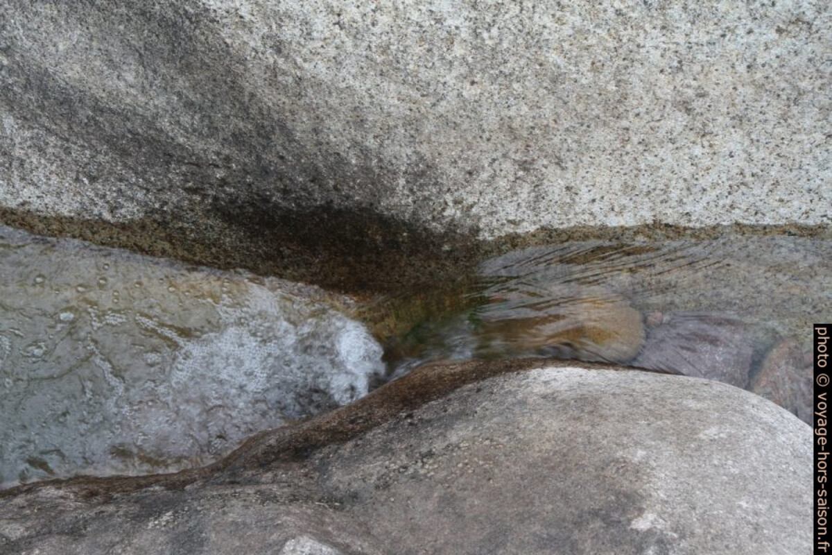 La Figarella dans la roche-mère granitique. Photo © Alex Medwedeff