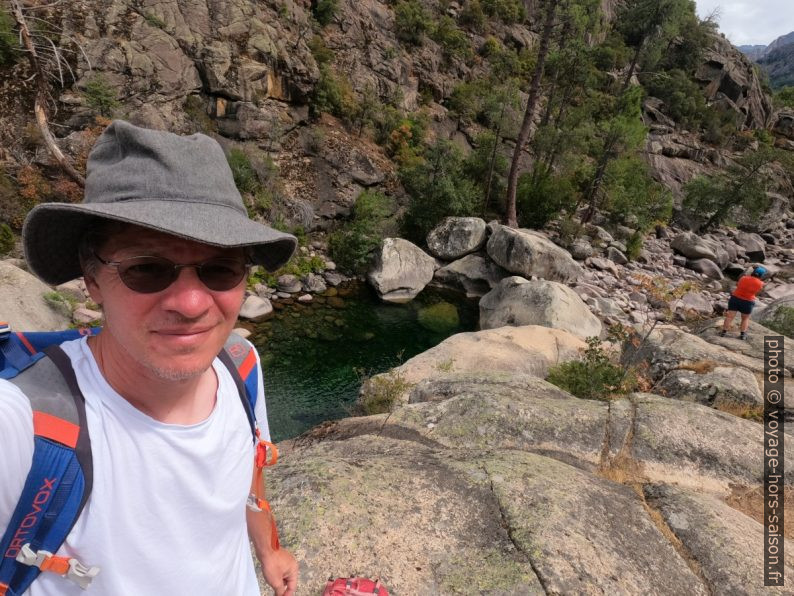 Selfie dans les Piscines de la Figarella. Photo © André M. Winter