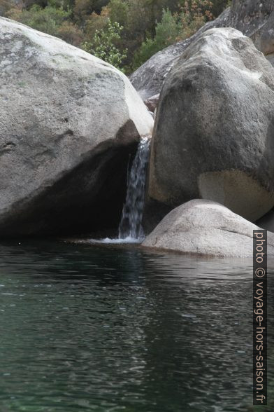 Cascade de la Figarella entre gros blocs de granite. Photo © Alex Medwedeff