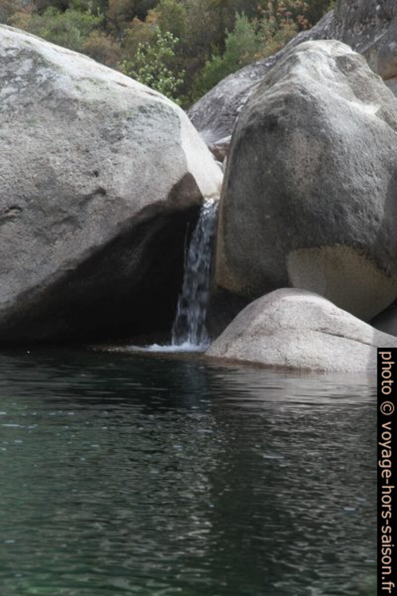 Cascade de la Figarella entre gros blocs de granite. Photo © Alex Medwedeff