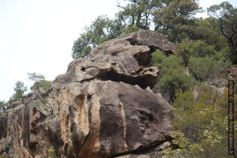 Un rocher du versant du Canyon de la Figarella. Photo © André M. Winter