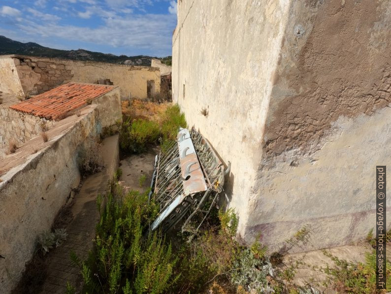 Une aile d'avion dans le Fort Mozzello. Photo © André M. Winter