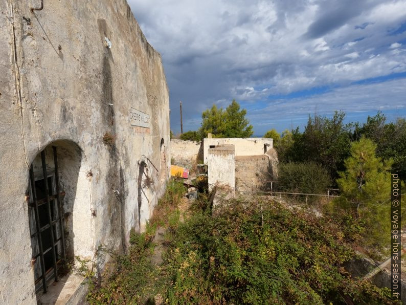 La cour embroussaillée du Fort Mozzello. Photo © André M. Winter