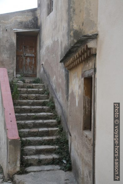 Escalier dans la vieille ville de Calvi. Photo © Alex Medwedeff