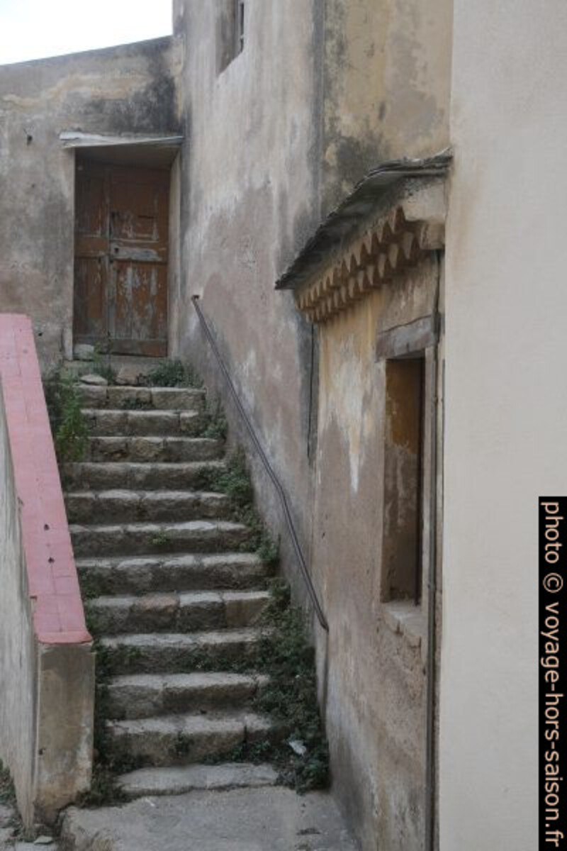 Escalier dans la vieille ville de Calvi. Photo © Alex Medwedeff