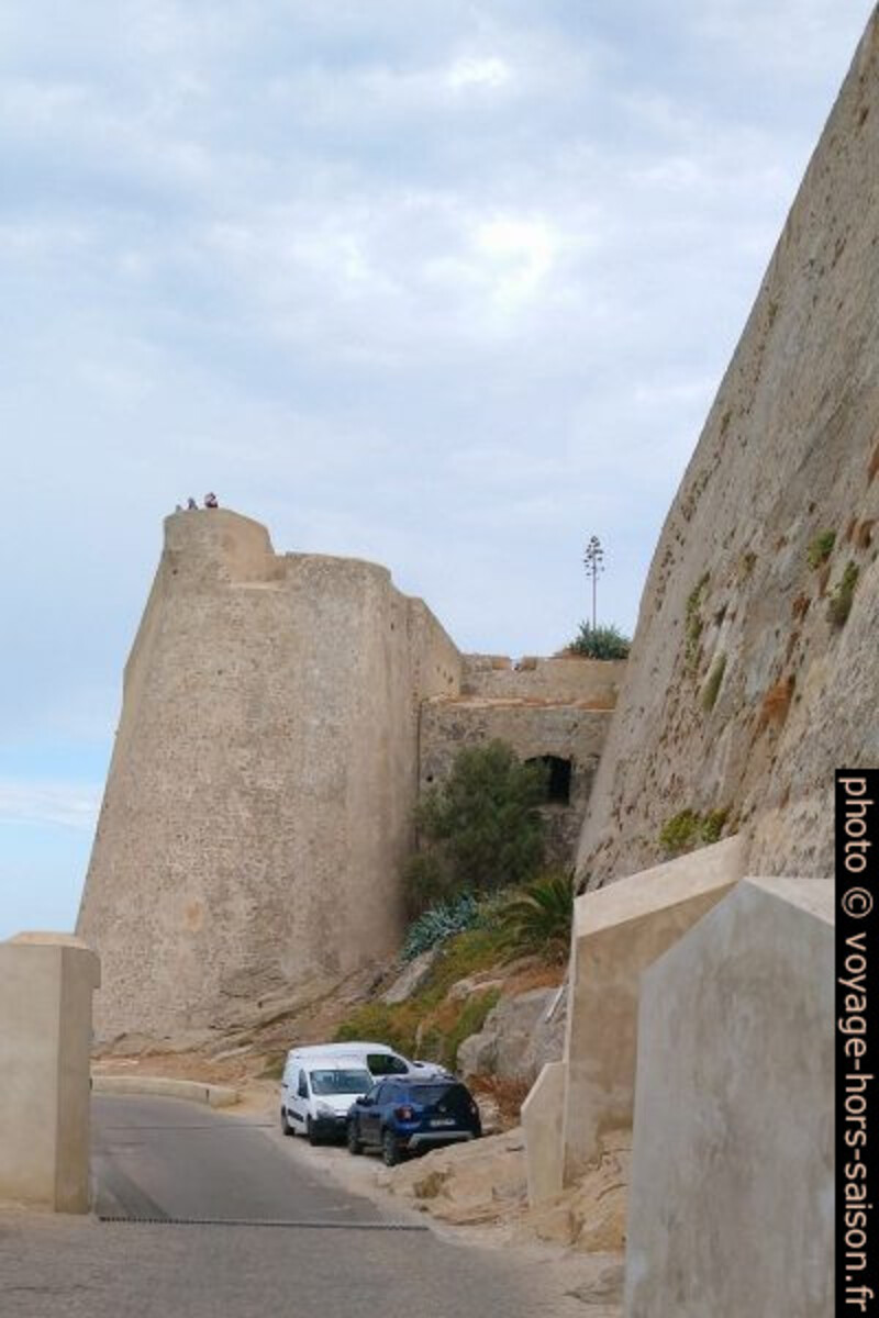 Point de vue sur l'enceinte de la citadelle de Calvi. Photo © André M. Winter