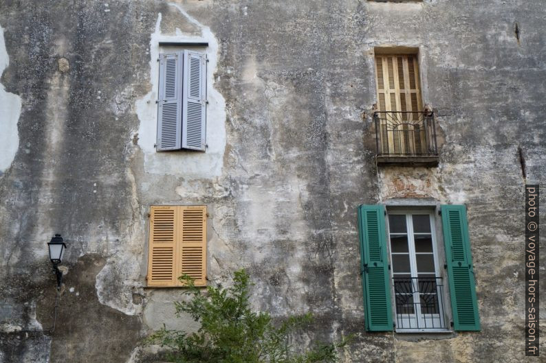 Quatre fenêtres différentes d'une même maison. Photo © Alex Medwedeff