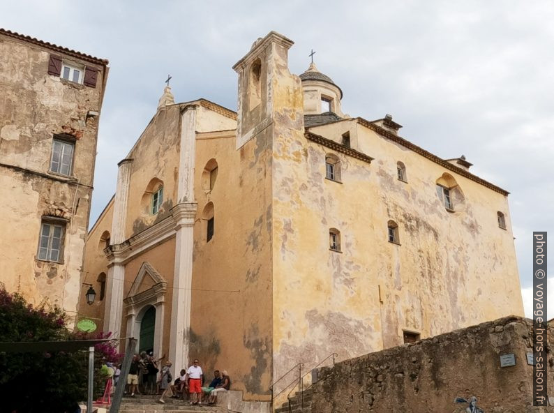 La cathédrale Saint-Jean-Baptiste de Calvi coincée dans la citadelle. Photo © André M. Winter