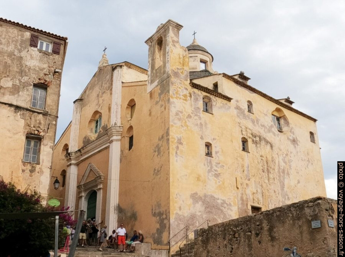 La cathédrale Saint-Jean-Baptiste de Calvi coincée dans la citadelle. Photo © André M. Winter