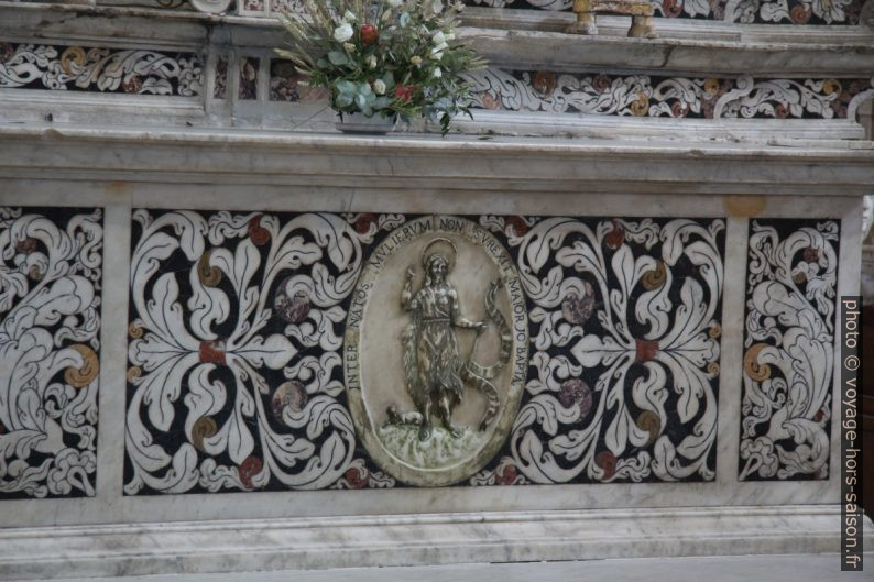 Détail de l'autel de marbre de la cathédrale de Calvi. Photo © André M. Winter