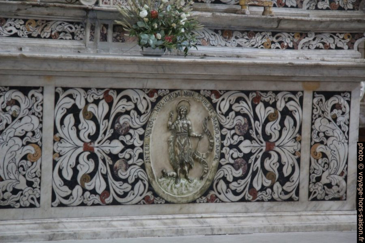 Détail de l'autel de marbre de la cathédrale de Calvi. Photo © André M. Winter