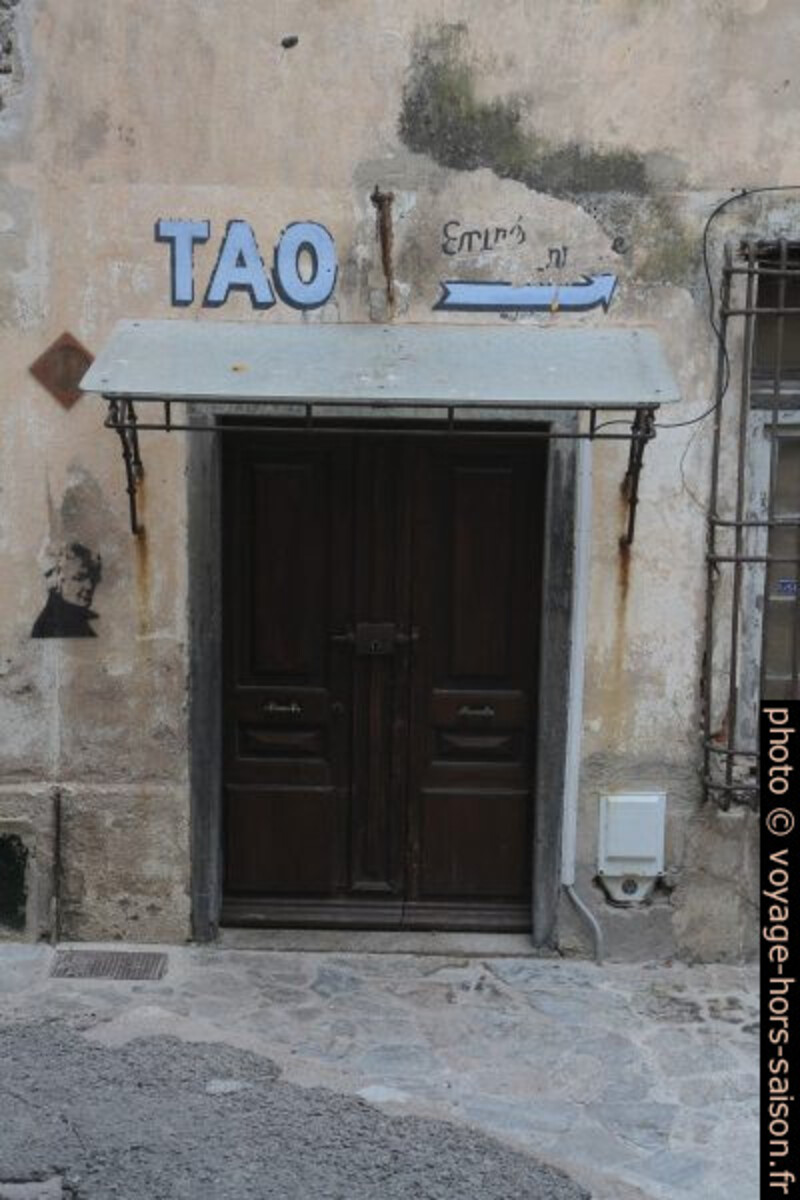 Porte dans la citadelle de Calvi. Photo © Alex Medwedeff