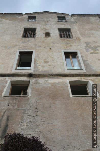 Vue sur une façade haute de la citadelle de Calvi. Photo © Alex Medwedeff