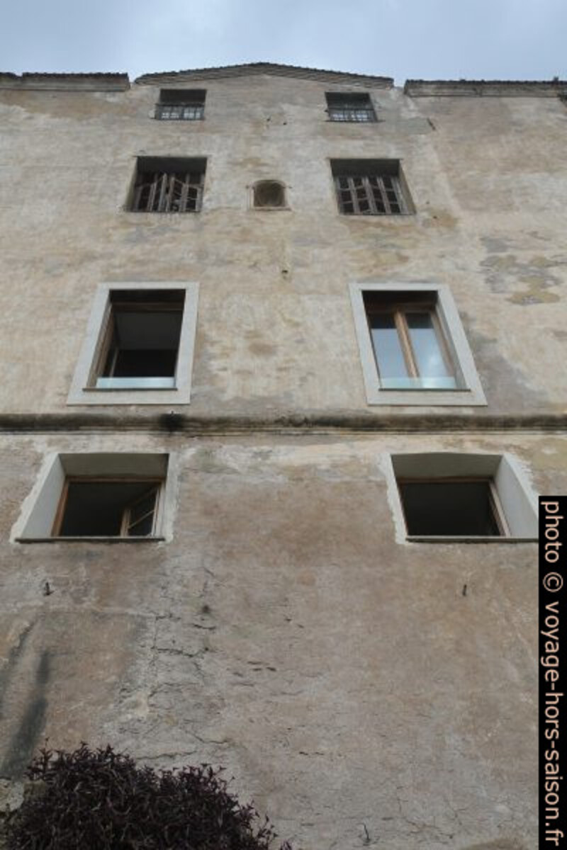 Vue sur une façade haute de la citadelle de Calvi. Photo © Alex Medwedeff