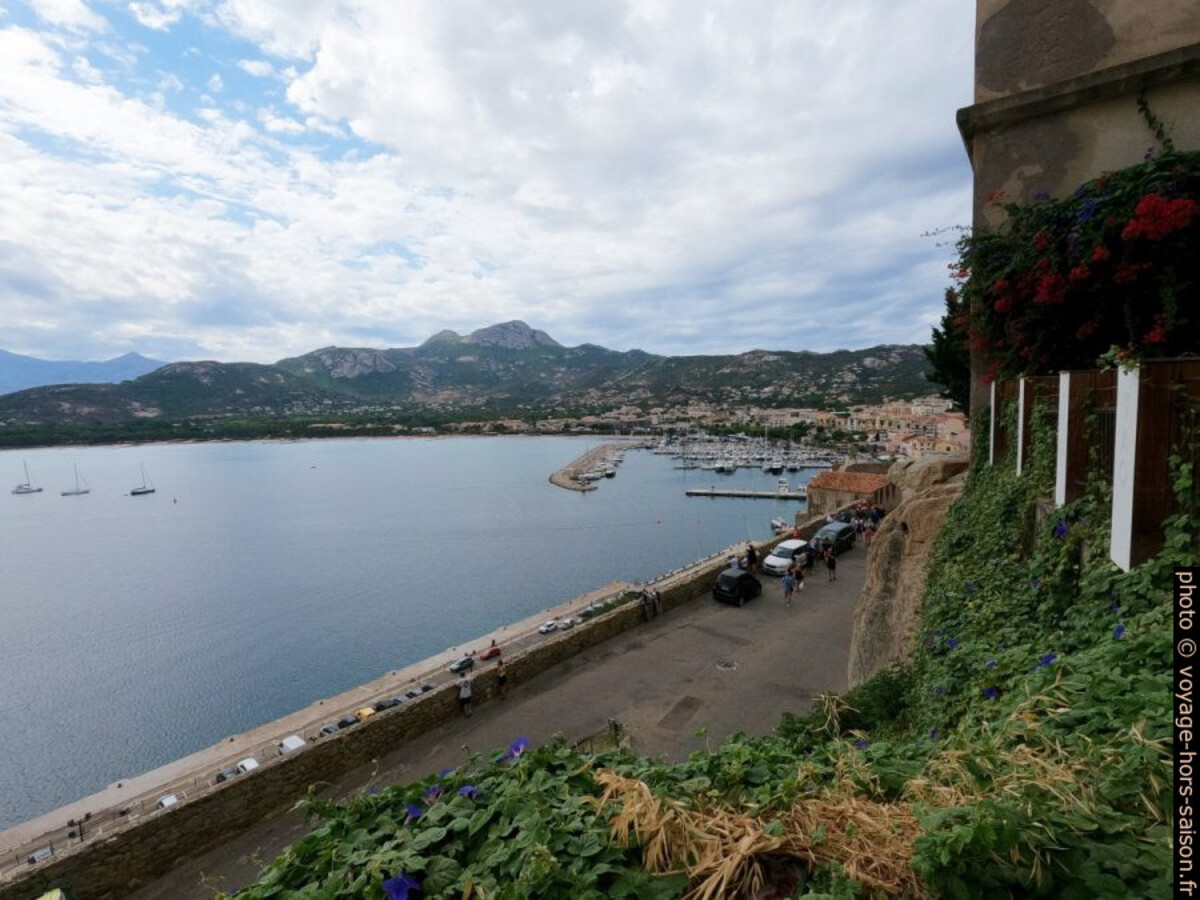 Vue de la citadelle sur le port de Calvi. Photo © André M. Winter