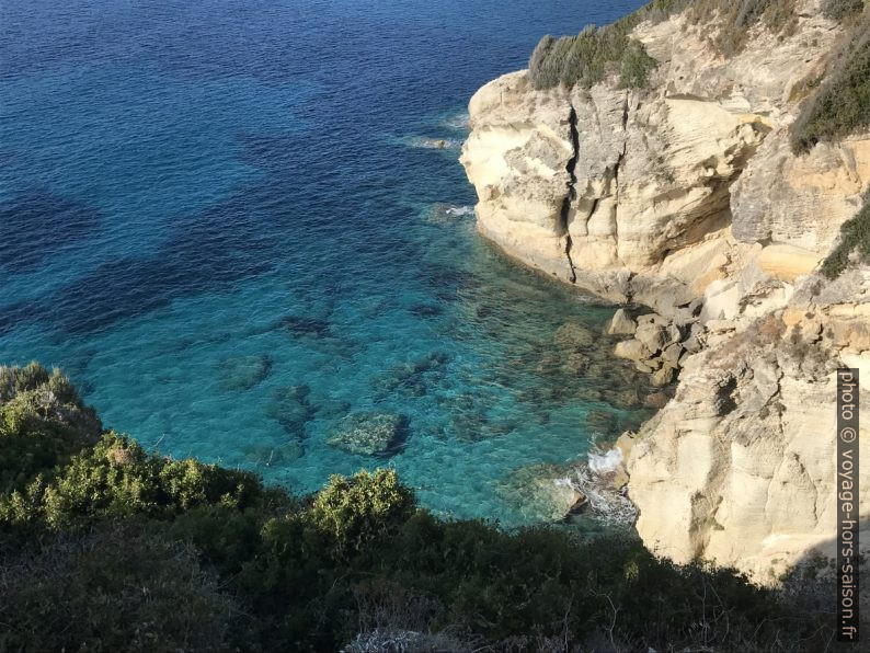 Côte rocheuse entre Punta di Saeta et Punta Vecchiaia. Photo © Alex Medwedeff